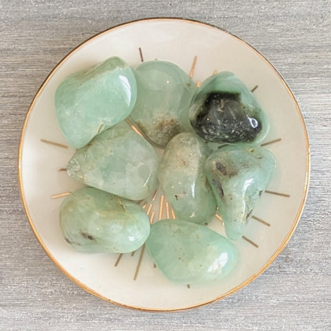 Prehnite tumblestone