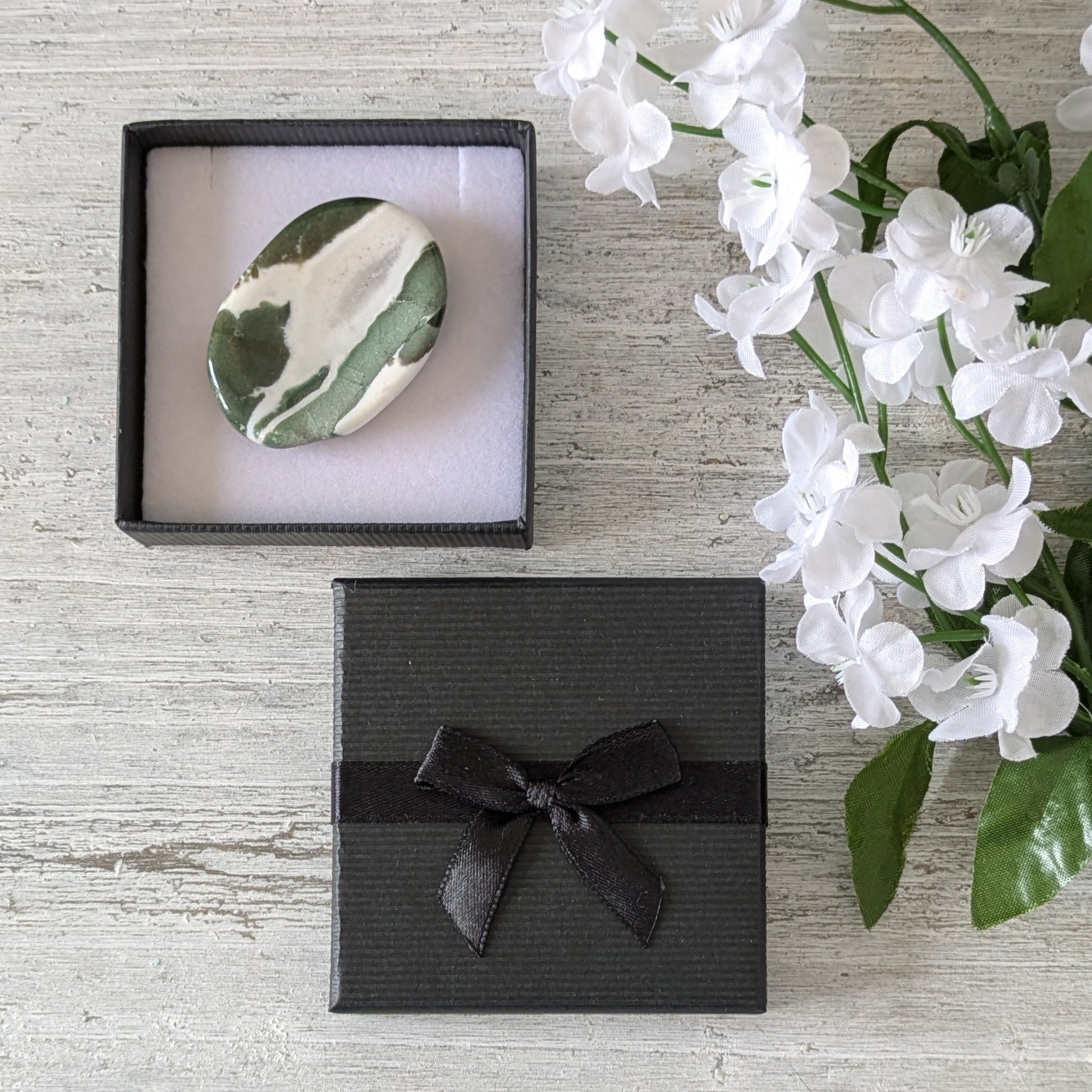 Green Sardonyx Thumb Stone Gift Box