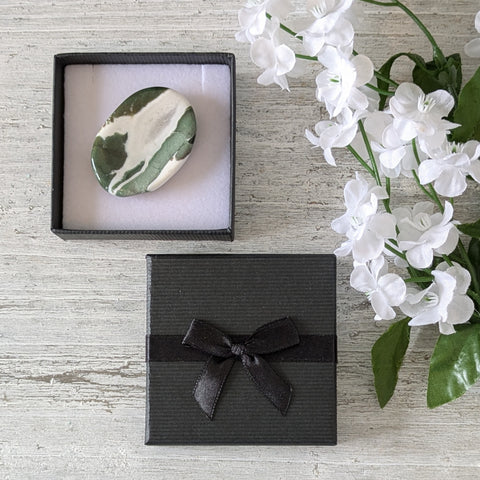 Green Sardonyx Thumb Stone Gift Box