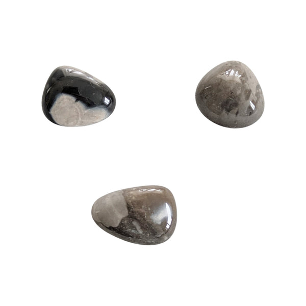 Small Flint pocket gemstones measuring 15-25mm. 